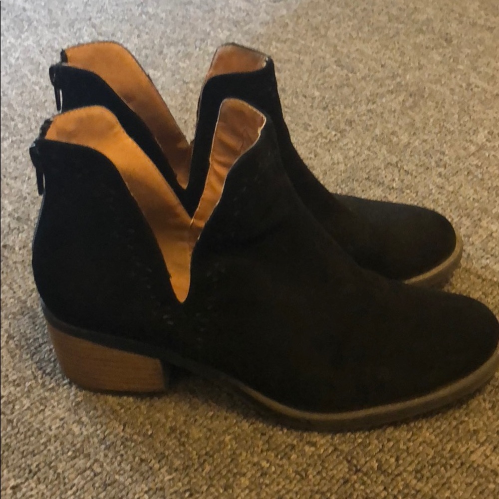 Adorable Cutout Cupid Boots. Size 7. Black